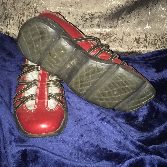 Earthly - Picture 3 of 5